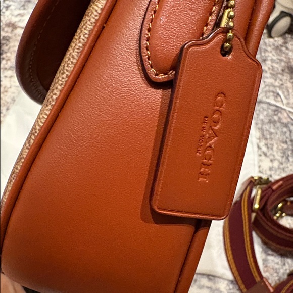 Coach Willow Saddle Bag In Signature Canvass - Picture 10 of 10